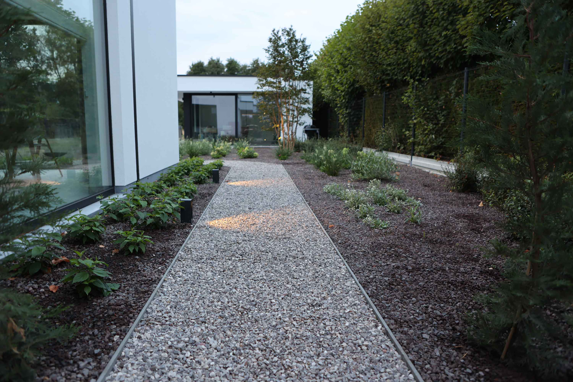 Beplanting en afwerking van de tuin door Hoffelijk